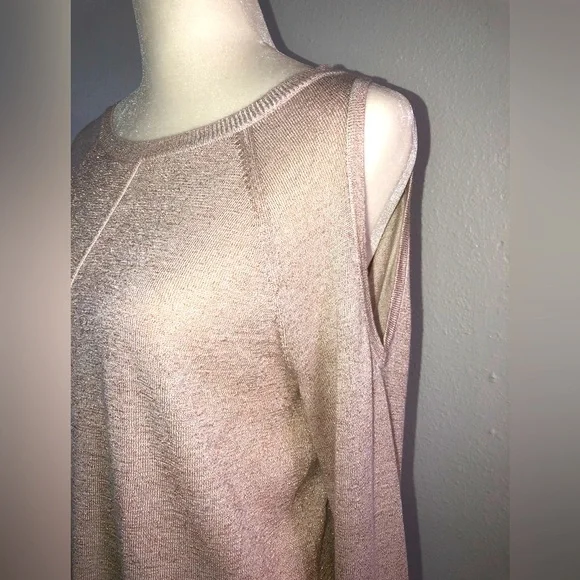 Vince Camuto Viscose & Metallic Gold Knit Top. Size XS. - Picture 4 of 6